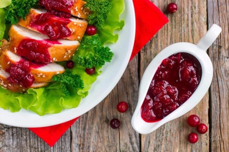 Брусничный соус к мясу: 10 простых и вкусных рецептов