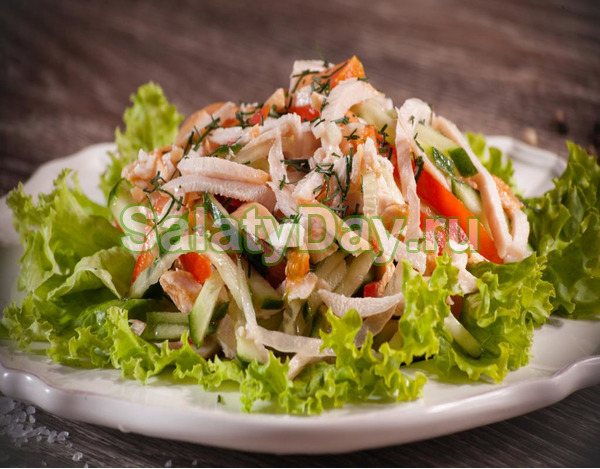 Цезарь с огурцом и копченой курицей
