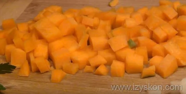 Что бы приготовить фасоль красную вкусно на гарнир - нарезаем морковь