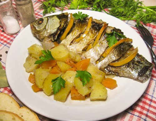 карась с картошкой в духовке