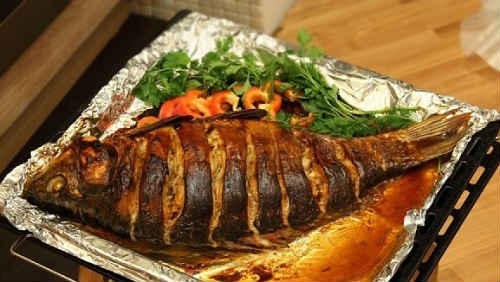 карась в духовке целиком