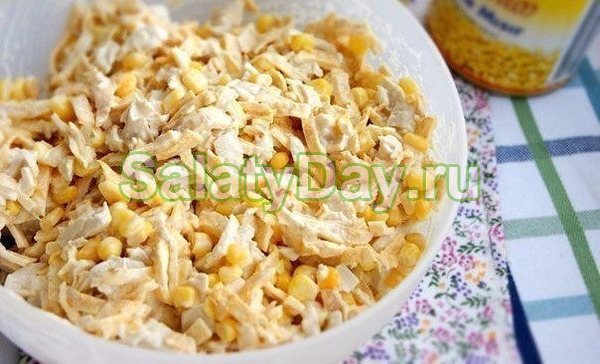 Классический салат с яичными блинчиками и курицей
