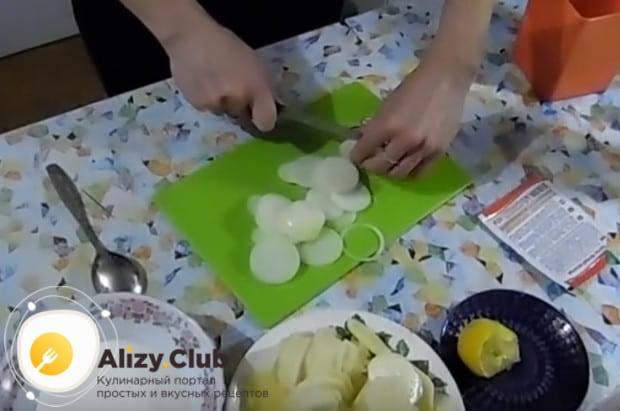 Кольцами режем лук.