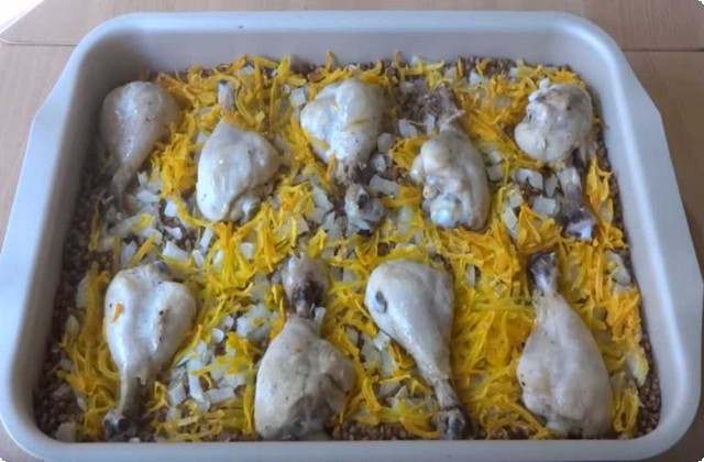 куриное мясо на противне с гречкой