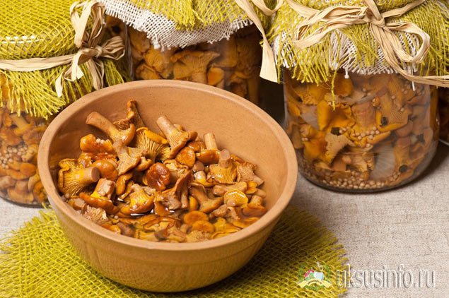 Лисички с луком и зеленью
