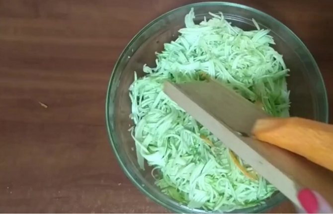 Натираем соломкой кабачки