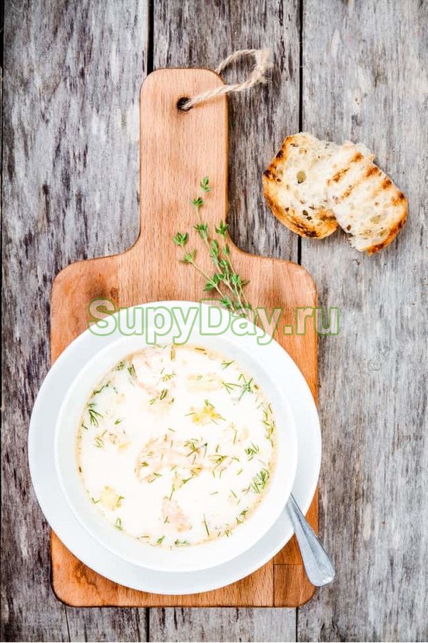 Норвежский суп с копченой семгой, луком-пореем и картофелем