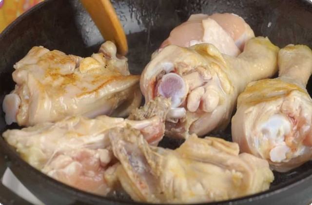 обжариваем куриное мясо