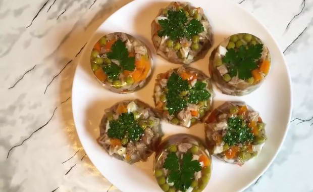 Пошаговый рецепт приготовления заливного из мяса с фото