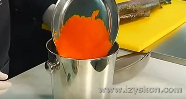Посмотрите также видео о том, как засолить икру форели в домашних условиях.