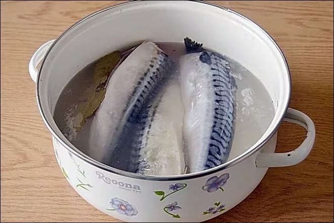 Рыба в кастрюле