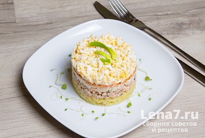 Салат «Мимоза» со сливочным маслом и горбушей