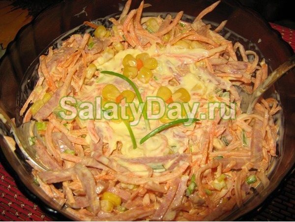 Салат с копченой колбасой