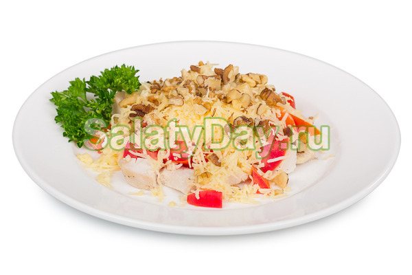 Салат с копченой курицей и грецкими орехами