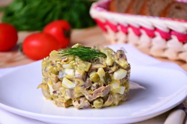 Салат с желудками куриными, морковью, луком, омлетом, фасолью, огурцом, грибами. Рецепты пошагово
