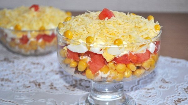 Салат Восторг. Рецепт классический с корейской морковкой, курицей, грибами, помидорами, апельсинами, черносливом, орехами