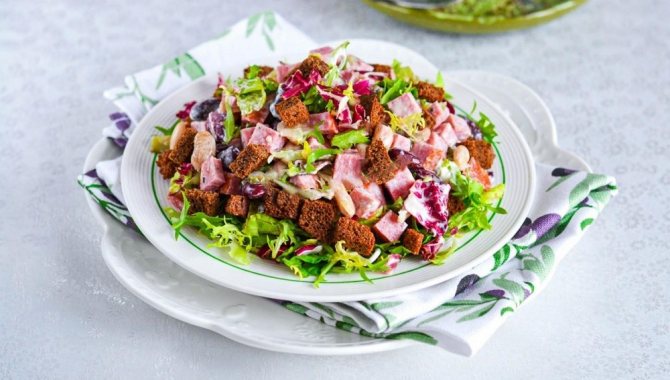 Салаты с копчёной колбасой и фасолью