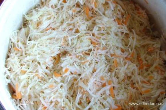 Смешать капусту с морковью, солью и сахаром (на этом этапе уже выделится сок).