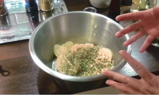 Смешиваем картофель со специями
