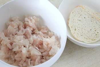 Тонко срезать корочки и залить сливками