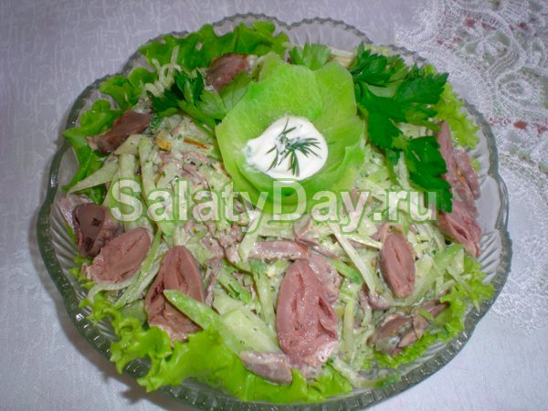 Восточный салат из редьки и куриных сердечек