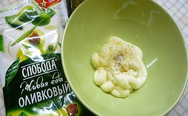 Выкладываем в посудину майонез и добавляем по вкусу смесь перцев.