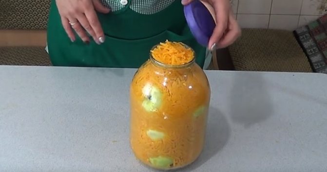 закрываем банку крышкой