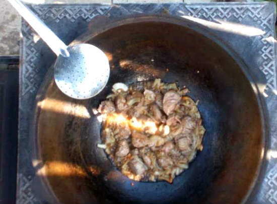 жарим мясо